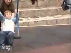 Мамаша и сынок на качелях