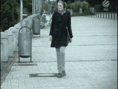 Веселая девушка и случайный прохожий