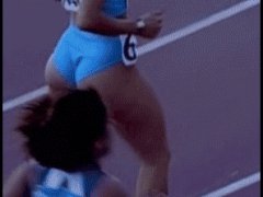 Поправила трусики