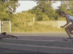 Скейтом между ног