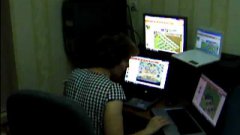 Мать играет в ферму на 4 компах сразу