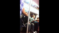 Киану Ривз уступает место женщине в метро