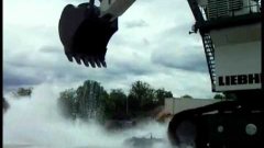 Ковш воды раздавливает легковую машину
