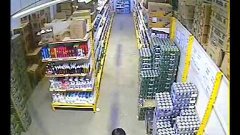 Женщита ворует большую коробку в магазине