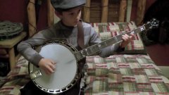 9-летний парень хорошо играет на Банжо