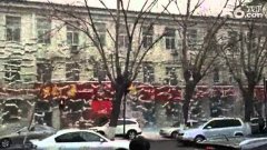 Красивое падение снега с крыши