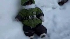 Обезьянка Иван на зимней прогулке на даче