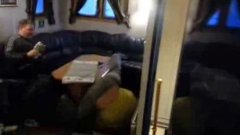 Океанические волны выбрасывают человека из дивана