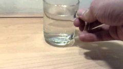 Металлическая ложка тает в тёплой воде