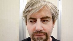 Человек имитирует эмоции роботов