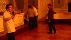 Парень роняет новый ноутбук