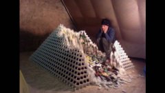 Пирамида из домино разваливается почти в конце
