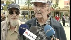 Старик вмешивается в интервью и мяукает