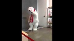 Человек в костюме медведя любит свою работу