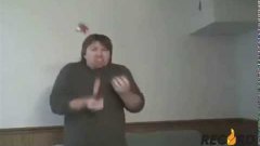 Парень жонглирует яблоками и ест их